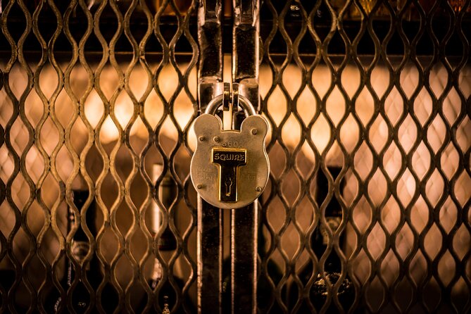 90min Underground Whisky Tasting in Edinburgh's Old Town - How the guide shapes the evening