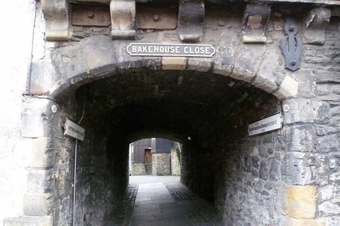 A History of Witchcraft in Edinburgh: A Self-Guided Audio Tour - Bake House Close and the first historical turn