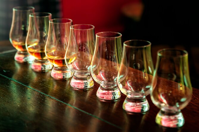 Cellar Of Scotland Walking Tour, taste Edinburgh's finest drinks - Walking from the New Town into Edinburgh’s older quarters