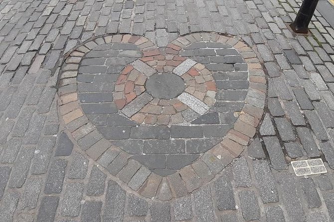 Curious Tales of the Royal Mile - Private Walking Tour - Starting below Edinburgh Castle