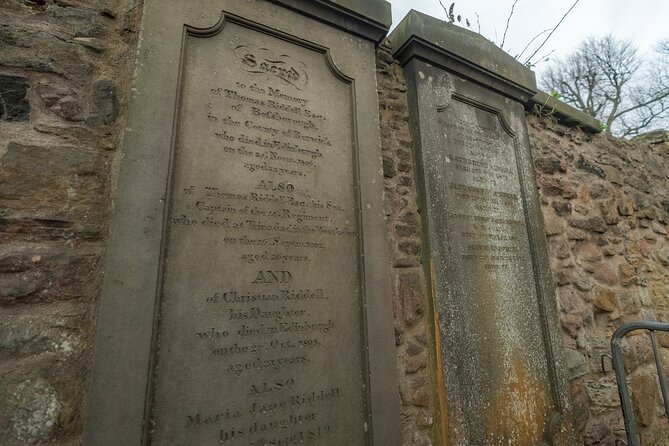 Dark History and Ghost Tour of Edinburgh - Advocates Close and a close-quarters ghost story