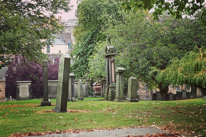Dark History and Ghost Tour of Edinburgh - Grassmarket and the stories behind the crowds