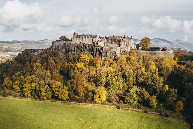Day Trip to Loch Lomond and Trossachs National Park with Optional Stirling Castle Tour from Edinburgh - How the guide affects the experience