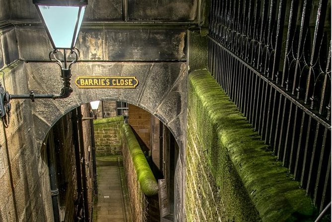 Edinburgh 2 Hour Nighttime Ghost Tour Italian Tour Guide - Old Town closes, torture stories, and Edinburgh’s darker side