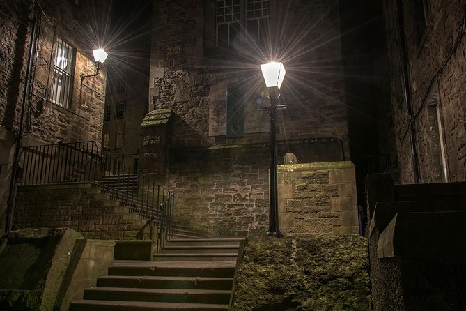 Edinburgh 2 Hour Nighttime Ghost Tour Italian Tour Guide - Greyfriars and Edinburgh’s most famous ghostly setting