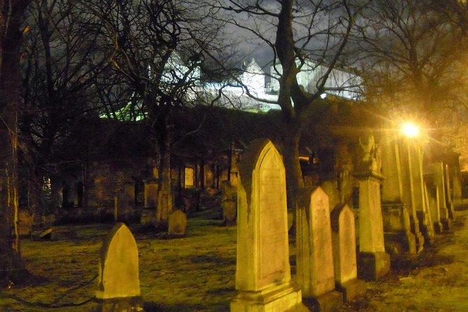 Edinburgh 2 Hour Nighttime Ghost Tour Italian Tour Guide - Finishing at Calton Hill with a change of pace