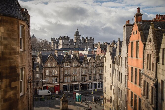 Edinburgh Castle & Royal Mile Walking Tour - Ticket Included - Closes, the Mercat Cross, and St. Giles’ Cathedral
