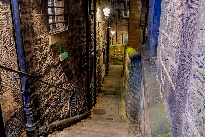 Edinburgh Ghost Tour: Mysteries, Legends and Murders - The Royal Mile and its old alleys