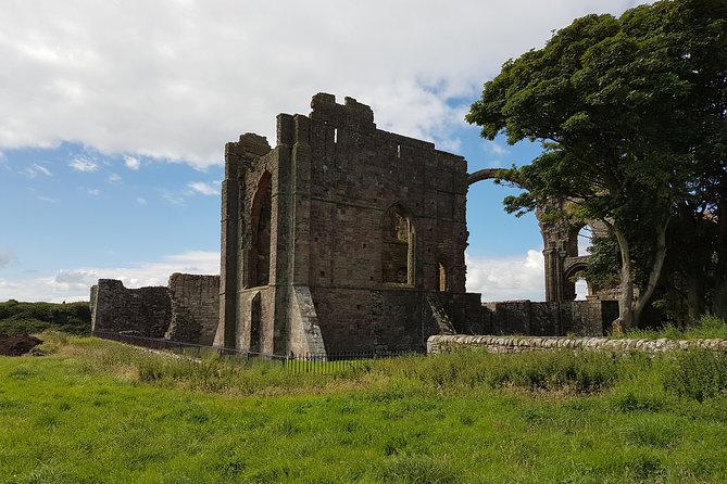 Edinburgh: Holy Island, Alnwick Castle & Kingdom of Northumbria - The guide can make or break the long drive