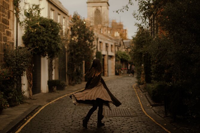 Edinburgh Photo Shoot - capture your memories ! - Walking the High Street toward Edinburgh Castle