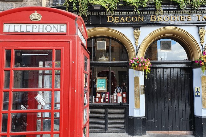 Edinburgh Private Walking Tour - Grassmarket and Victoria Street: Edinburgh’s storybook side