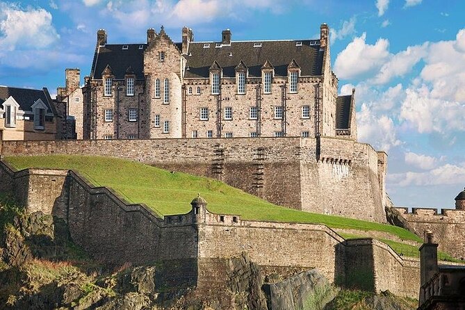Edinburgh Skip-the-Ticket-Line Castle Walking Tour - What the guides do best