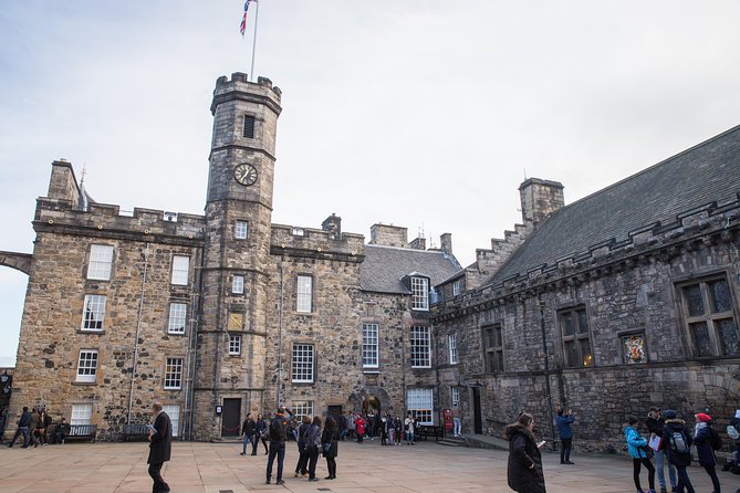 Edinburgh Skip-the-Ticket-Line Castle Walking Tour - Walking from the Royal Mile to the castle