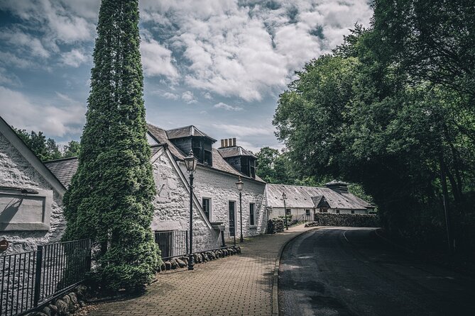 Edinburgh: The Ultimate Whisky Experience Tour - Dewar’s Aberfeldy: polished whisky education
