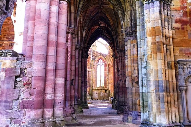 From Edinburgh: 1-day Outlander Tour - attractions included - Melrose Abbey and the Scottish Borders route