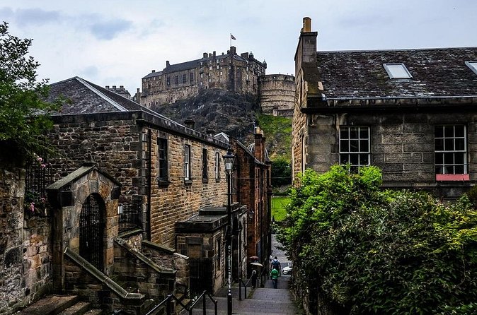 Guided 60-Minute Photography and sightseeing Tour in Edinburgh - Bakehouse Close: Edinburgh’s atmospheric side streets