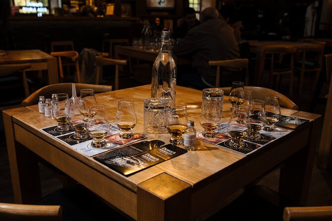 Guided Tour in Aberfeldy Distillery with Connoisseur Experience - Six whiskies and a branded glass