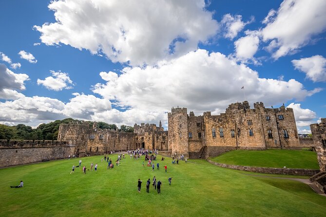 Harry Potter's Alnwick Castle and Scottish Borders Day Trip - The guide can make or break the day