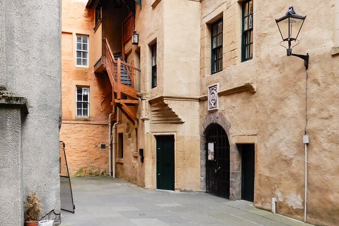 Highlights from Edinburgh’s Old Town: A Self-Guided Audio Tour - Riddle’s Court, a quieter Old Town pause