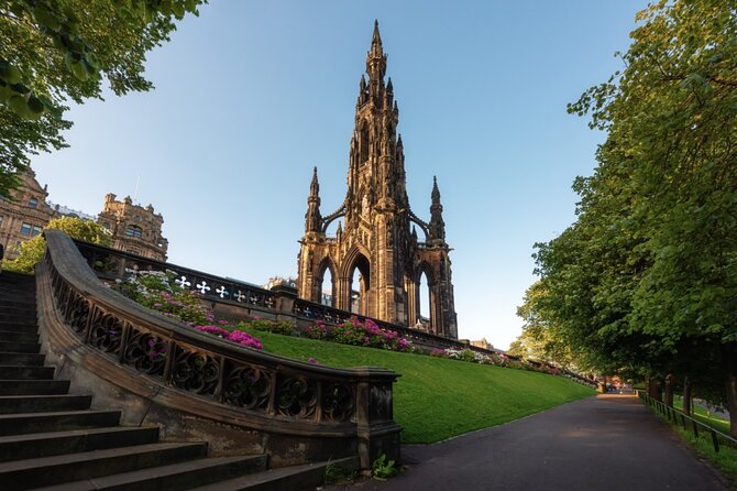 Historic Edinburgh and Rosslyn Chapel Full-Day Private Tour in a Premium Minivan - Old Town closes and characters bring medieval Edinburgh to life