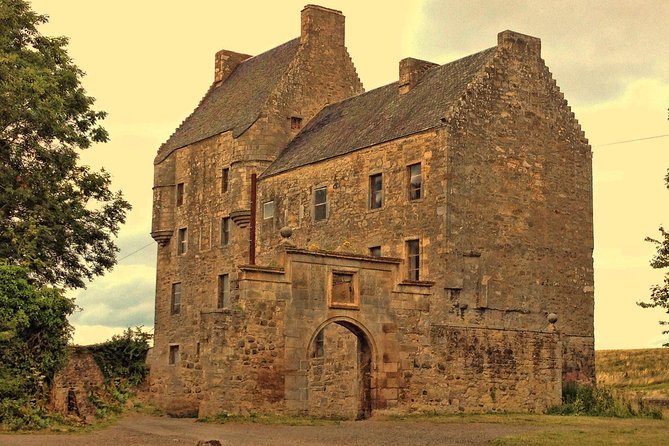 Jamie Fraser Outlander tour to Lallybroch tours Edinburgh - Commentary, audio, and the role of the guide
