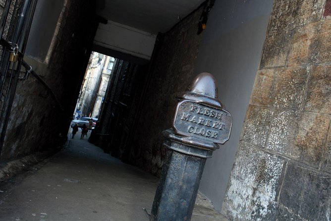 Multi-Sensory Haunted Underground Vaults Tour in Edinburgh - Why the guide matters more than the ghost stories