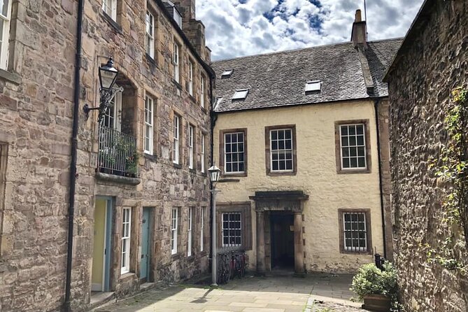 Old Edinburgh Private Walking Tour - The Royal Mile, history, and Outlander connections