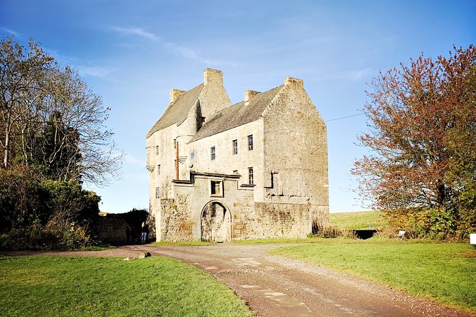 Outlander Odyssey: Outlander Filming Locations Private Day Tour - Falkland: 1940s Inverness and the Stewart palace