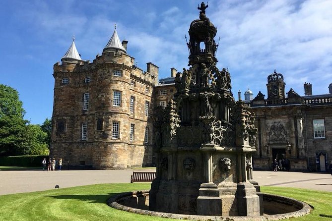 Outlander Walking Tour of Edinburgh's Old Town - John Knox House and the narrow close nearby