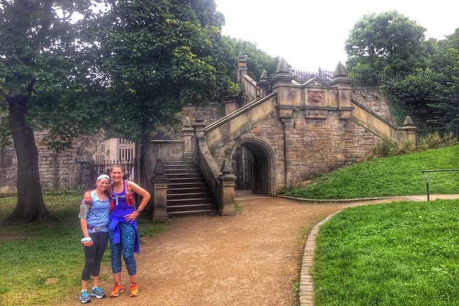 Panoramic Running Tour of Edinburgh - Palace architecture and darker city stories