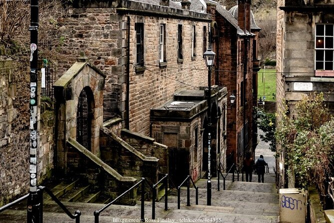 Private 4h Walking Tour in Edinburgh with Edinburgh Castle Tour - Edinburgh Castle: a short visit to a huge site