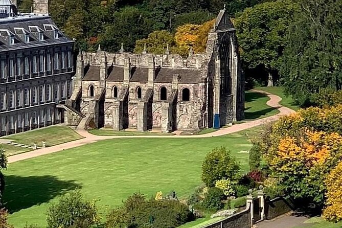 Private Edinburgh Full Day Guided Tour in a Black Cab LEVC TX - Holyroodhouse, Arthur’s Seat, and the Scottish Parliament