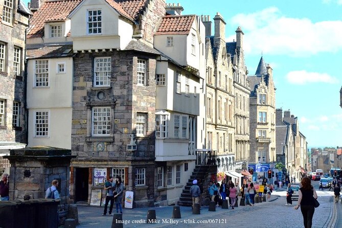 Private Full-Day Walking Tour in Edinburgh with Edinburgh Castle - A private day built around Edinburgh’s two faces