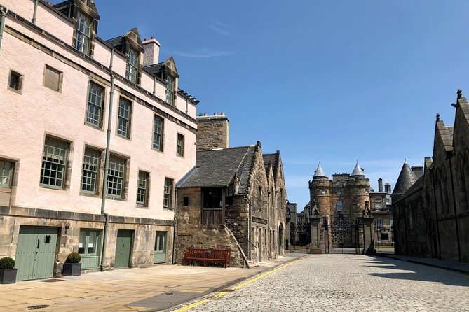 Private Old Town, Edinburgh Walking Tour - Canongate Kirk and the people beneath its churchyard