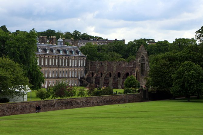 Private Walking Tour: Edinburgh Highlights, including entry to Edinburgh Castle - How the private format changes the day