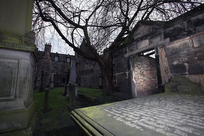 Small Group Edinburgh Underground Vaults & Graveyard Ghost Tour - Walking to Canongate Kirkyard
