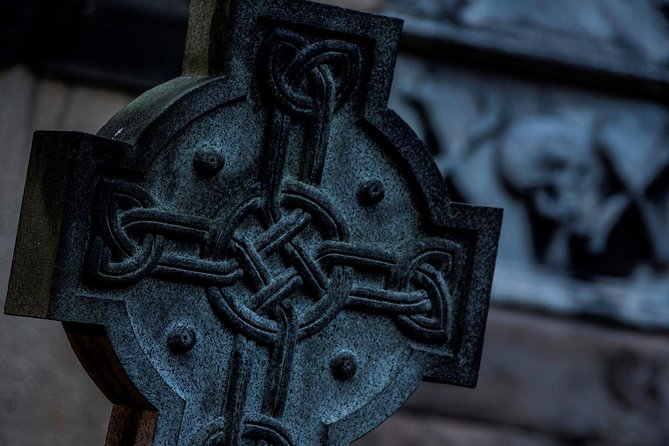 Small Group Edinburgh Underground Vaults & Graveyard Ghost Tour - Starting at Mercat Cross with Edinburgh’s darker characters