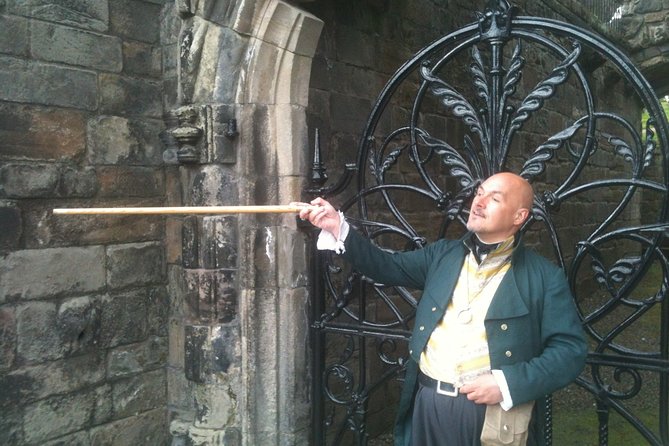 Stirling Old Town Private Walking Tour - Storytelling, comedy, and the guide’s role
