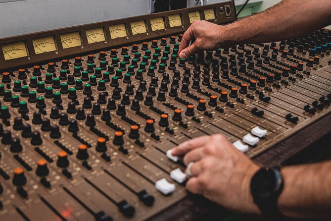 Stuck in the 90s A Nostalgic Music Experience - How the 75-minute game unfolds