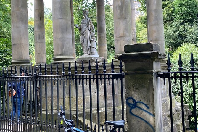 Stunning Edinburgh E-bike Tour max 10 people small group - Holyrood Palace, Parliament, and Arthur’s Seat