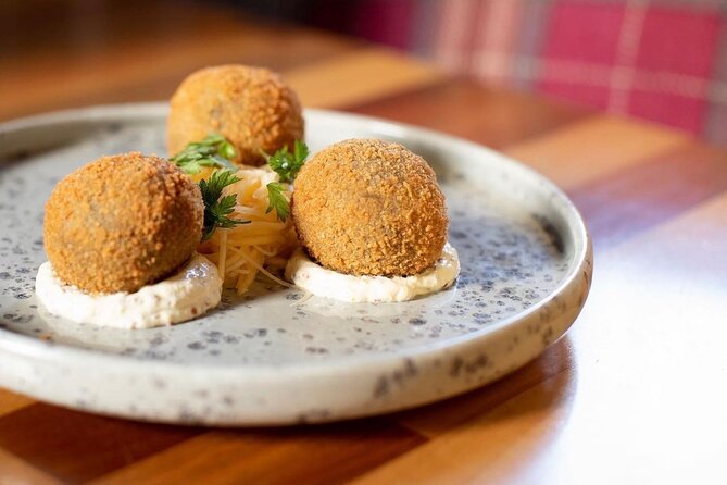 Taste Of Edinburgh Food Tour With All Food & Drinks Included - Victoria Street and the character of the Old Town