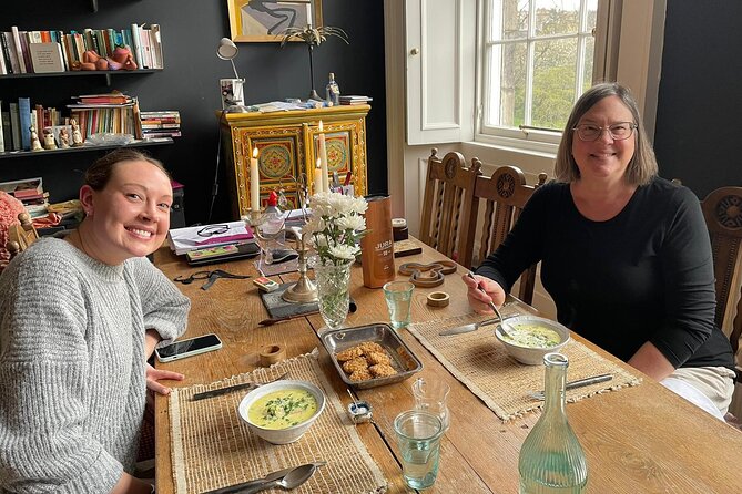 Traditional Scottish Cooking Class & Dinner with Edinburgh Local - Sitting down to haggis in the living room