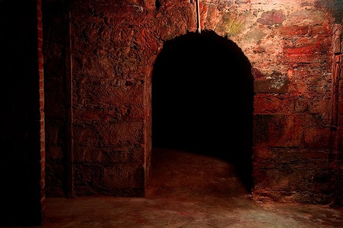Underground Vaults Walking Tour in Edinburgh Old Town - Group size and hearing the guide